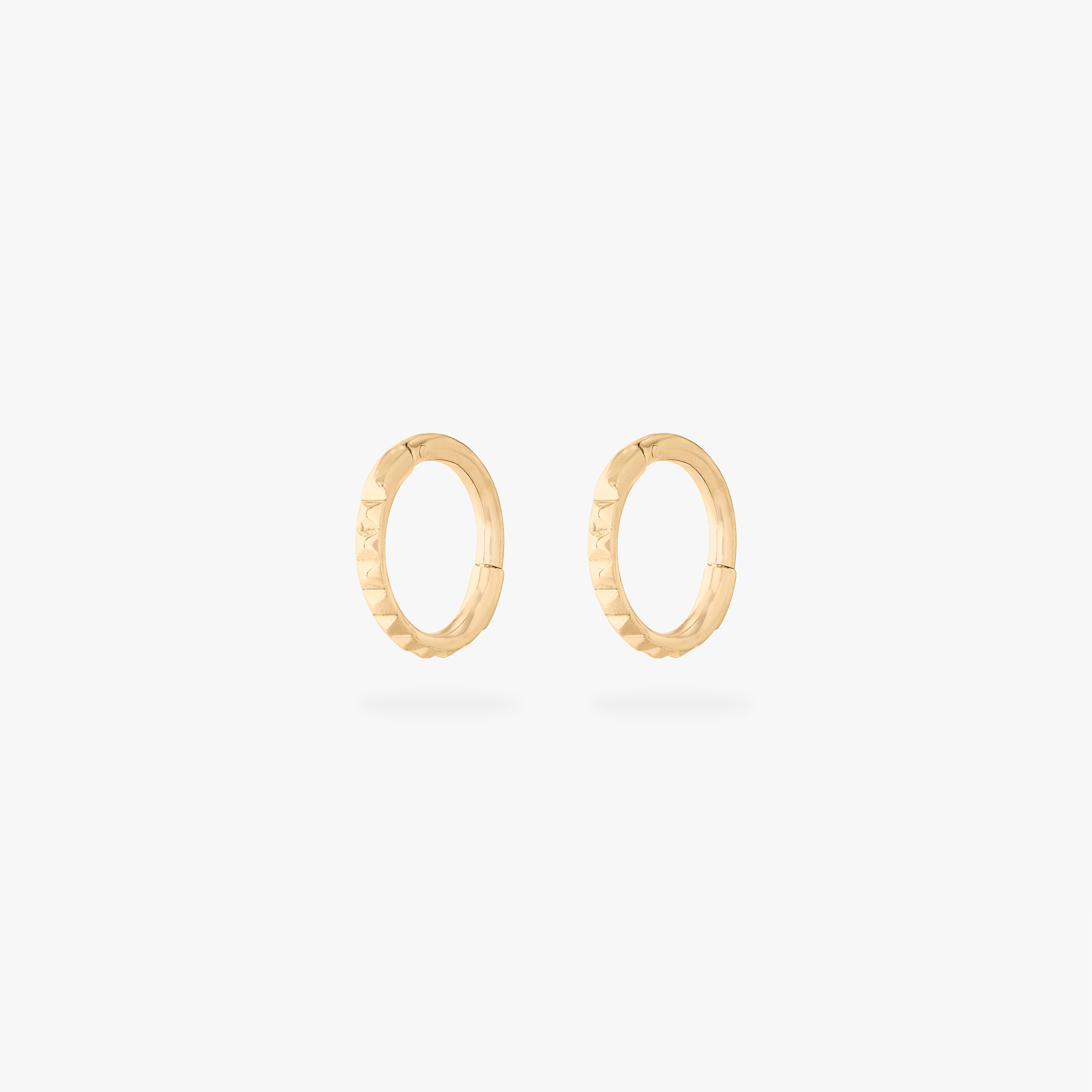 6mm pyramid clicker in gold [pair] color:null|gold