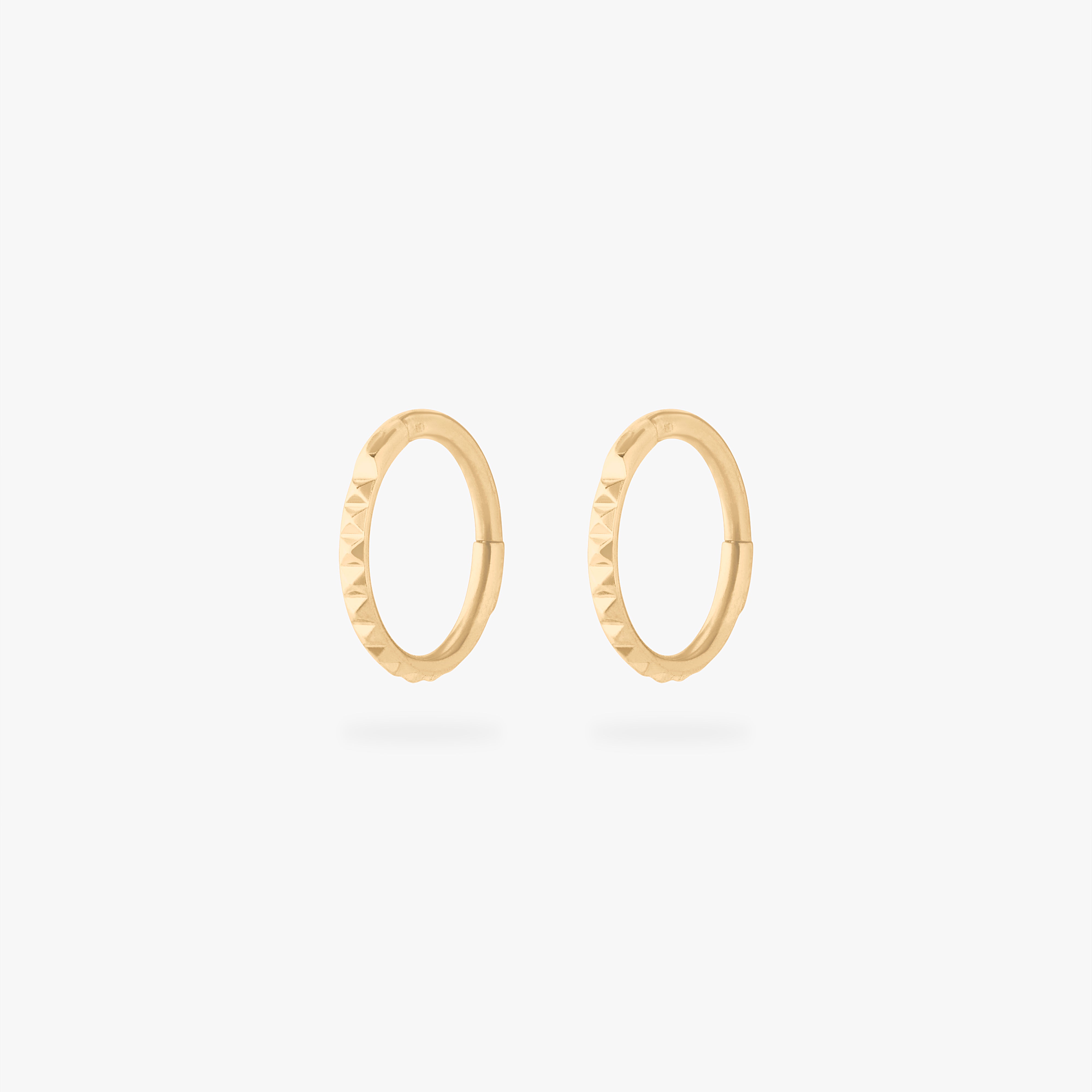 8mm pyramid clicker in gold [pair] color:null|gold