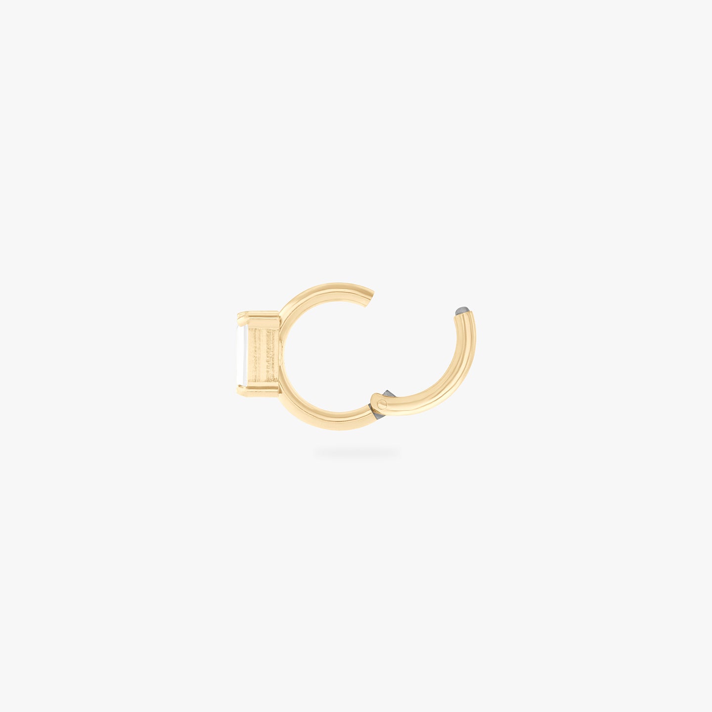 a gold 6mm clicker with a baguette stone in clear cz color:null|gold