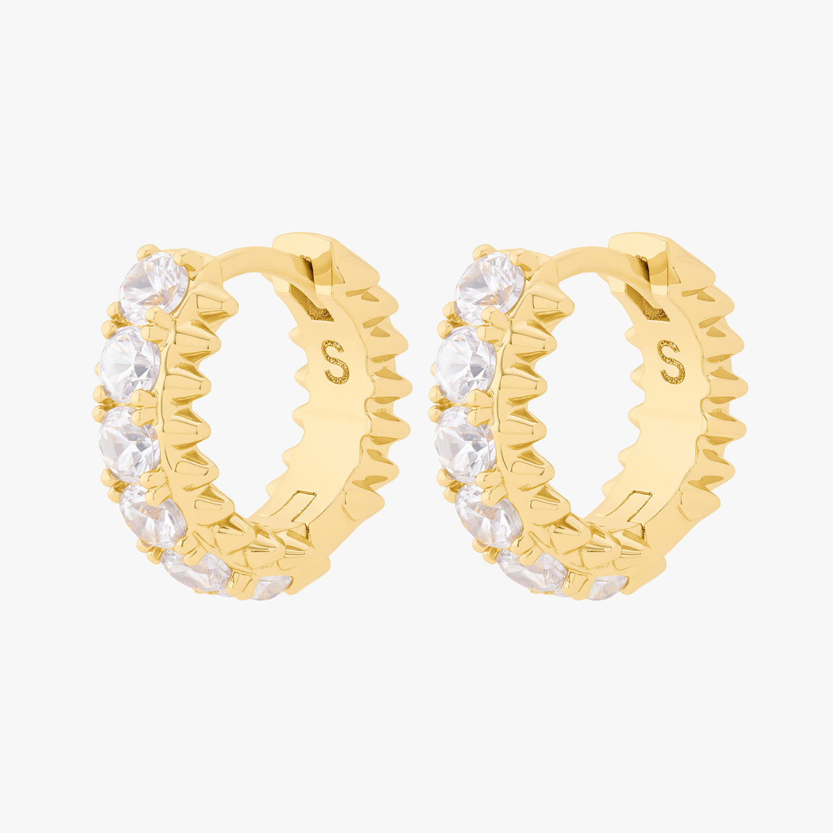 this image shows the side view of the 14k gold plated max pave spike huggie pair. this huggie pair has clear cz stones and gold spikes up and down the sides 
