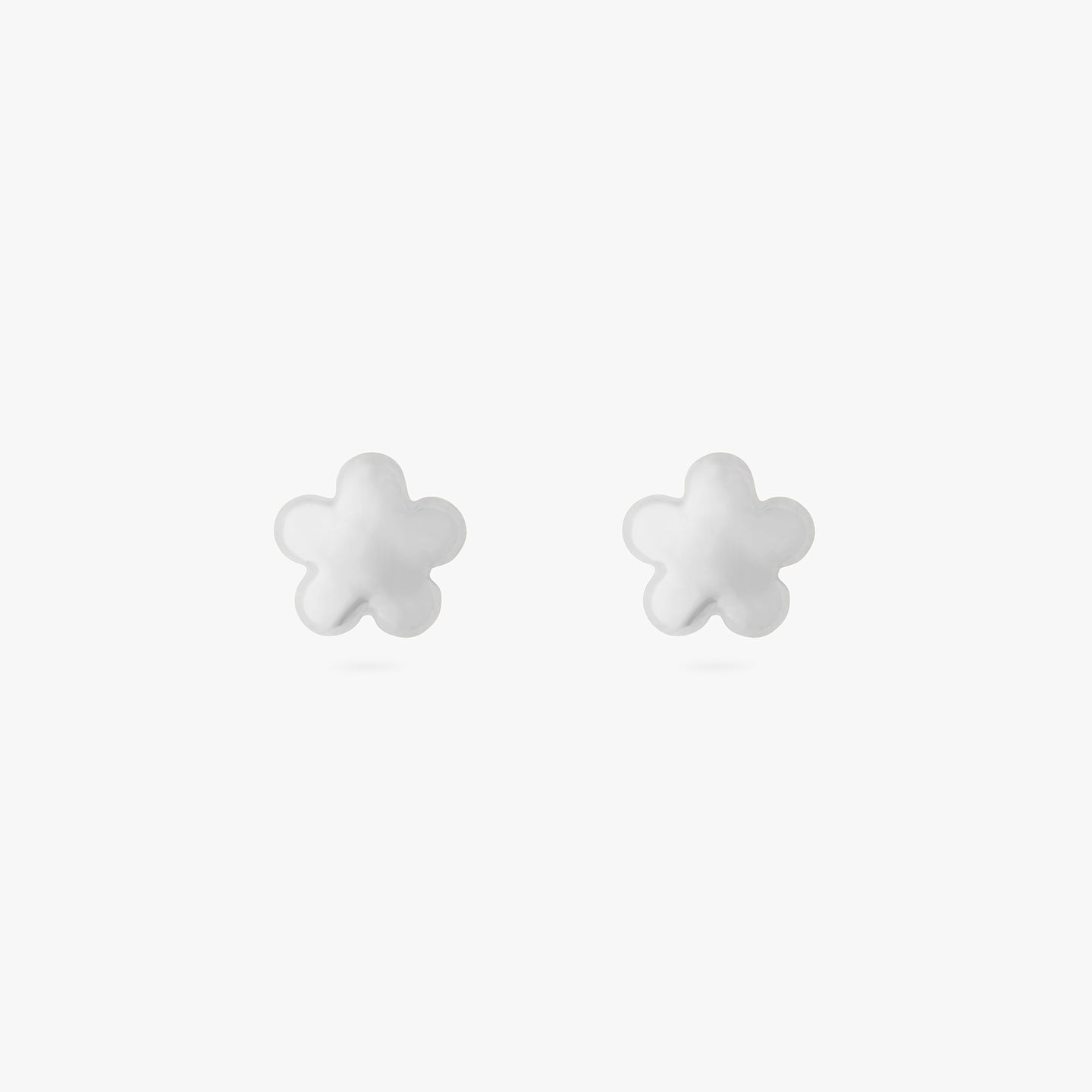 A pair of silver puffy daisy-shaped studs. [pair] color:null|silver