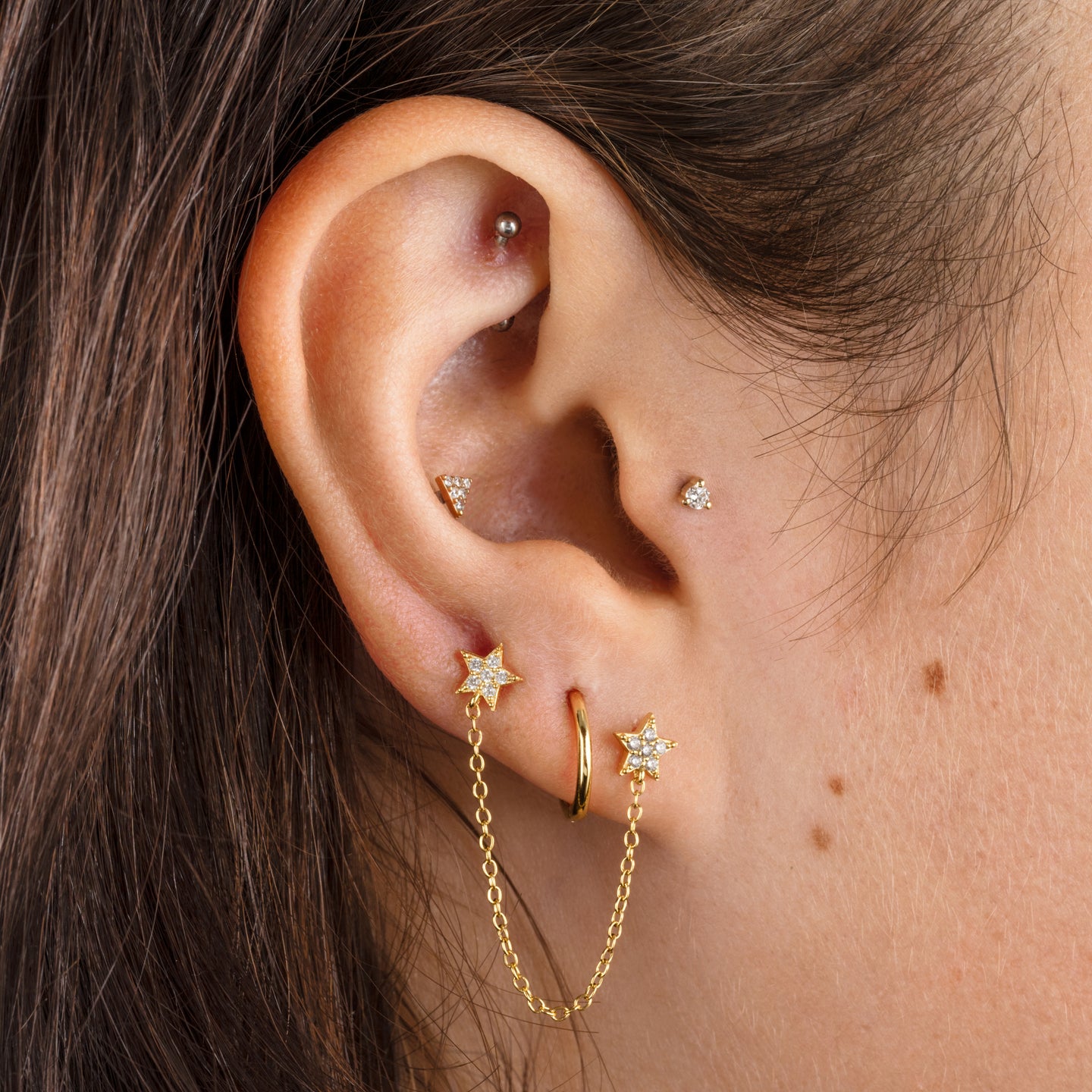 This is a small 14k gold stud with a diamond [hover] color:null|gold/diamond