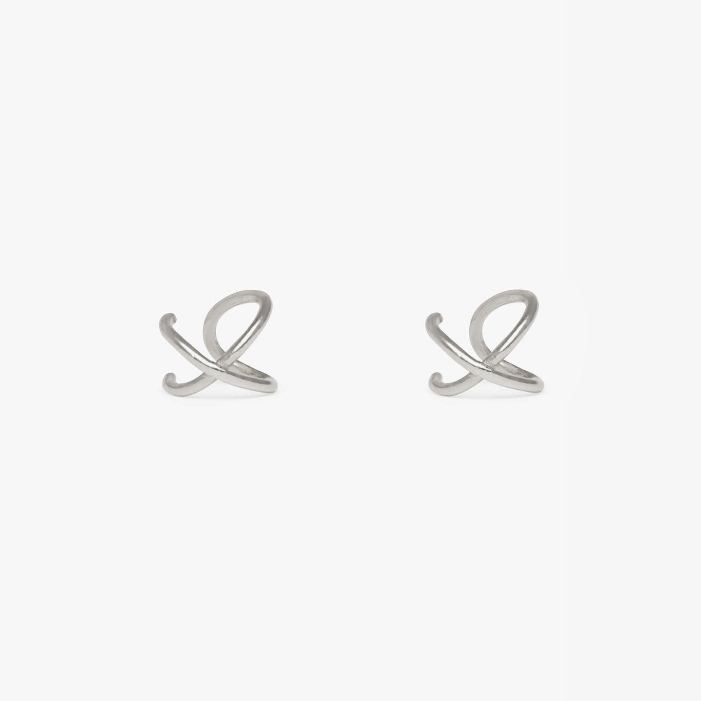 Cuff that crosses to form an X shape in silver. No piercing required. [pair] color:silver