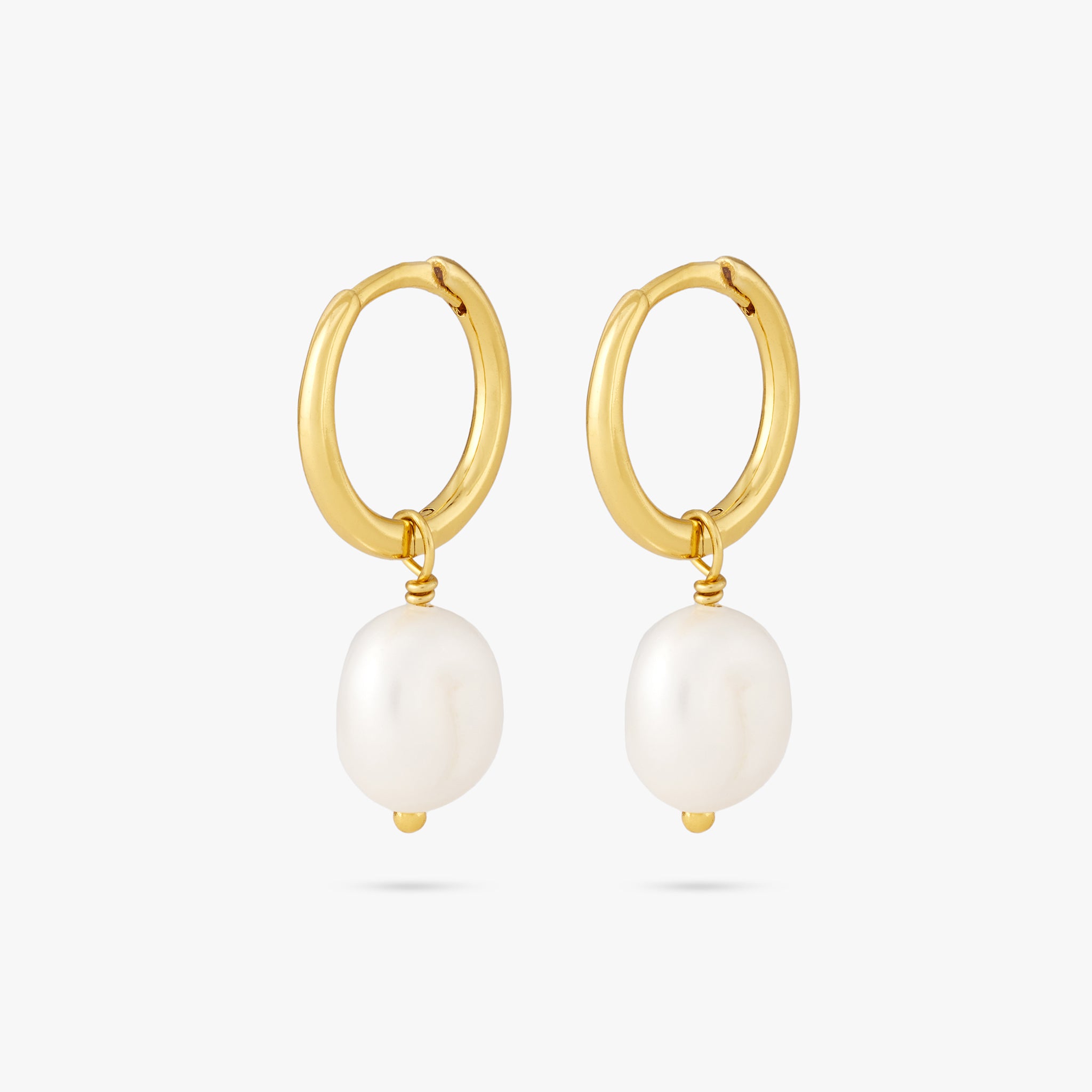 This is a dangling pearl huggie. [pair] color:null|gold