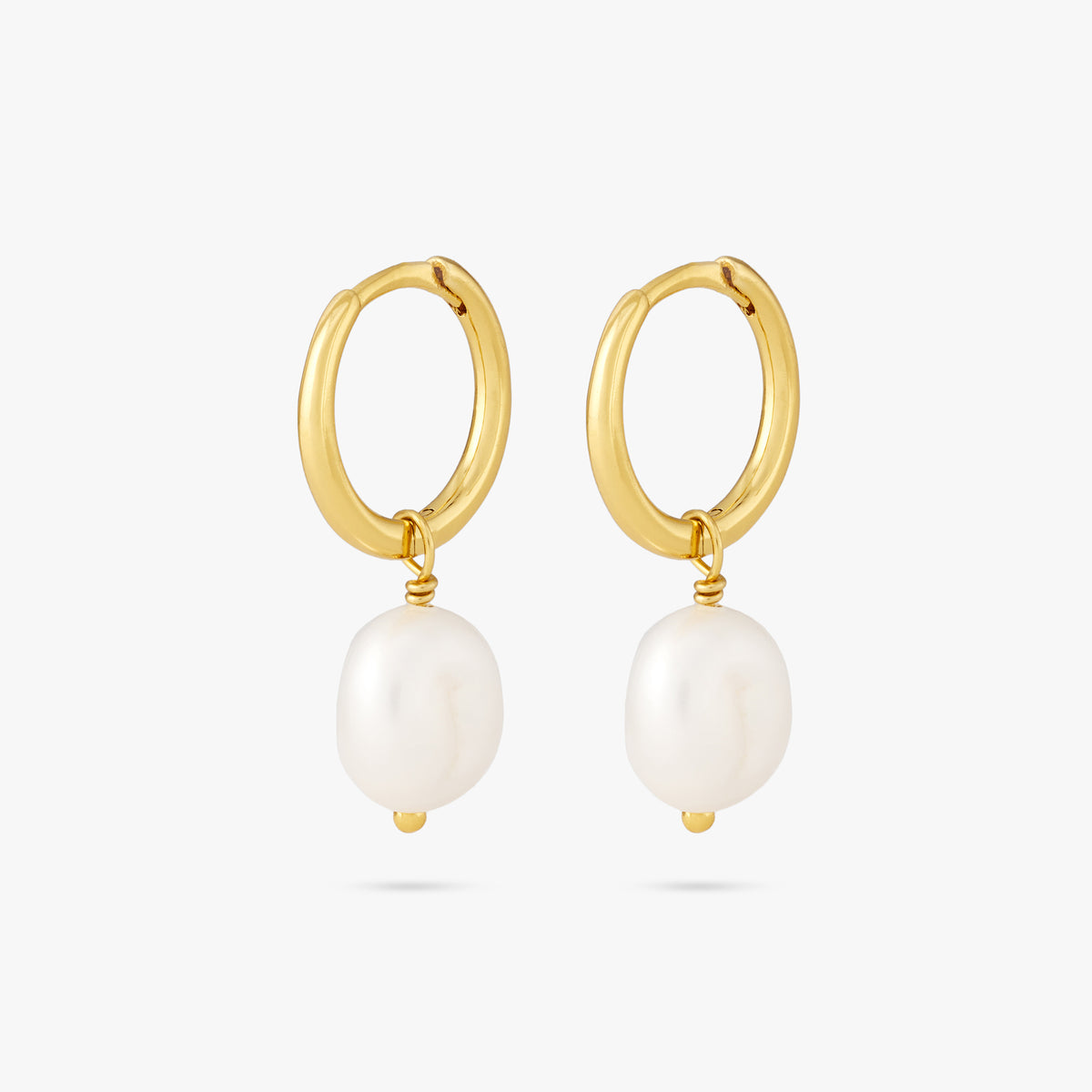 This is a dangling pearl huggie. [pair] color:null|gold
