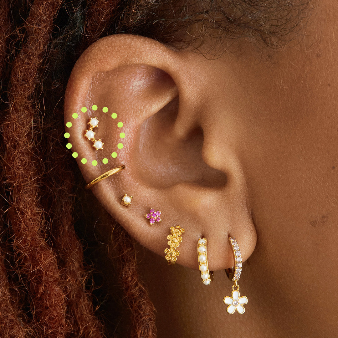Three pearl studs in an arch shaped cluster [hover] color:null|gold