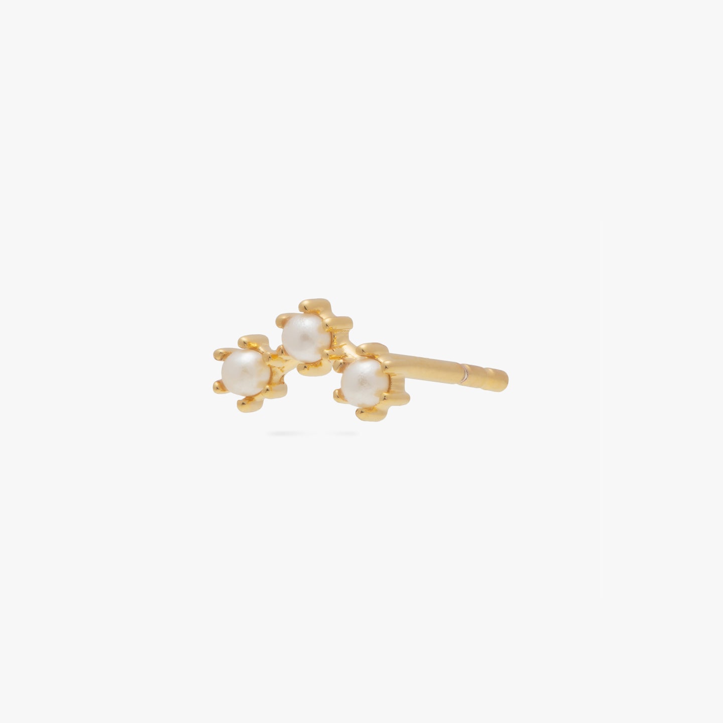 Three pearl studs in an arch shaped cluster color:null|gold