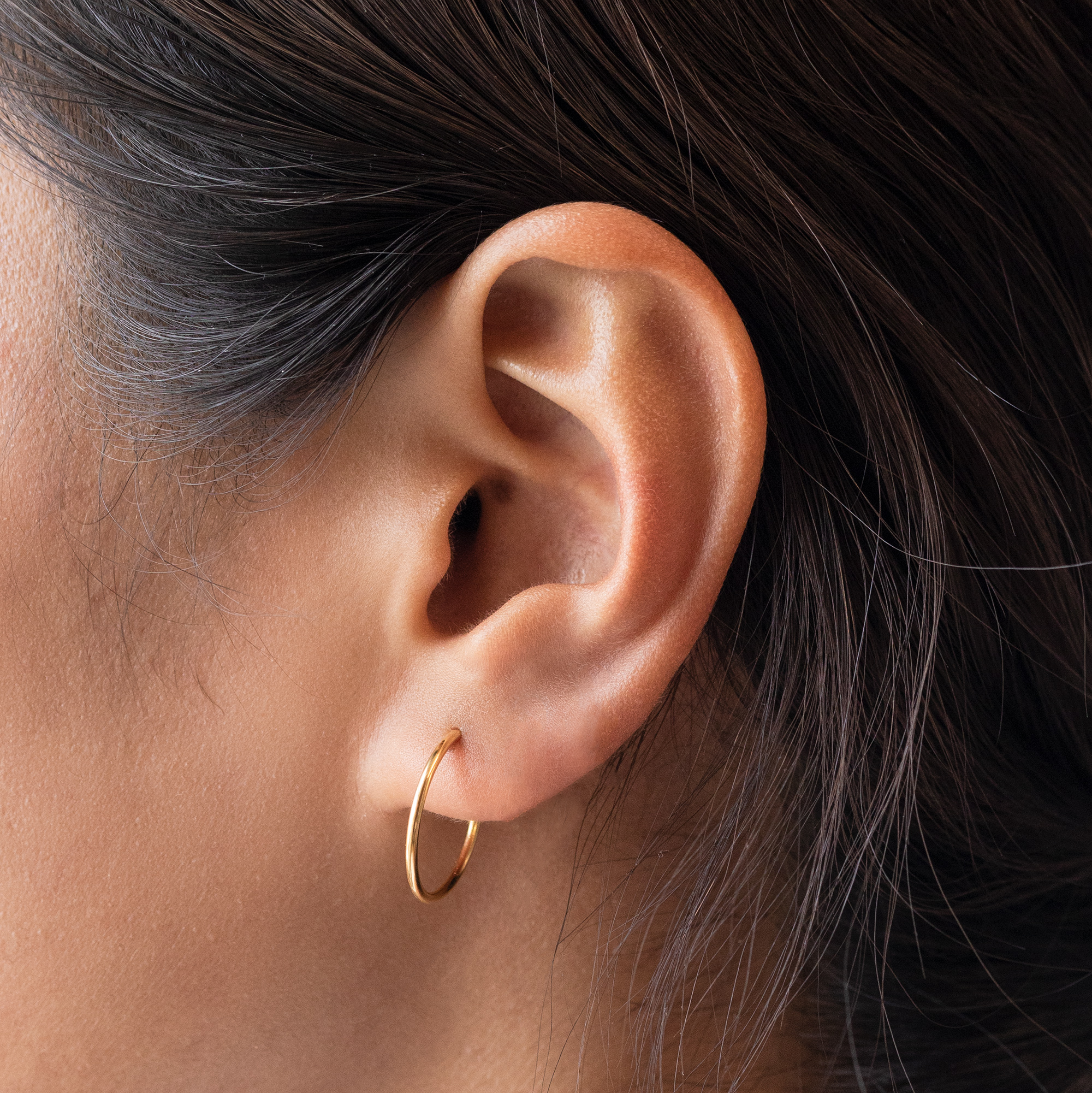 Medium sized slim simple hoop. [hover] color:gold