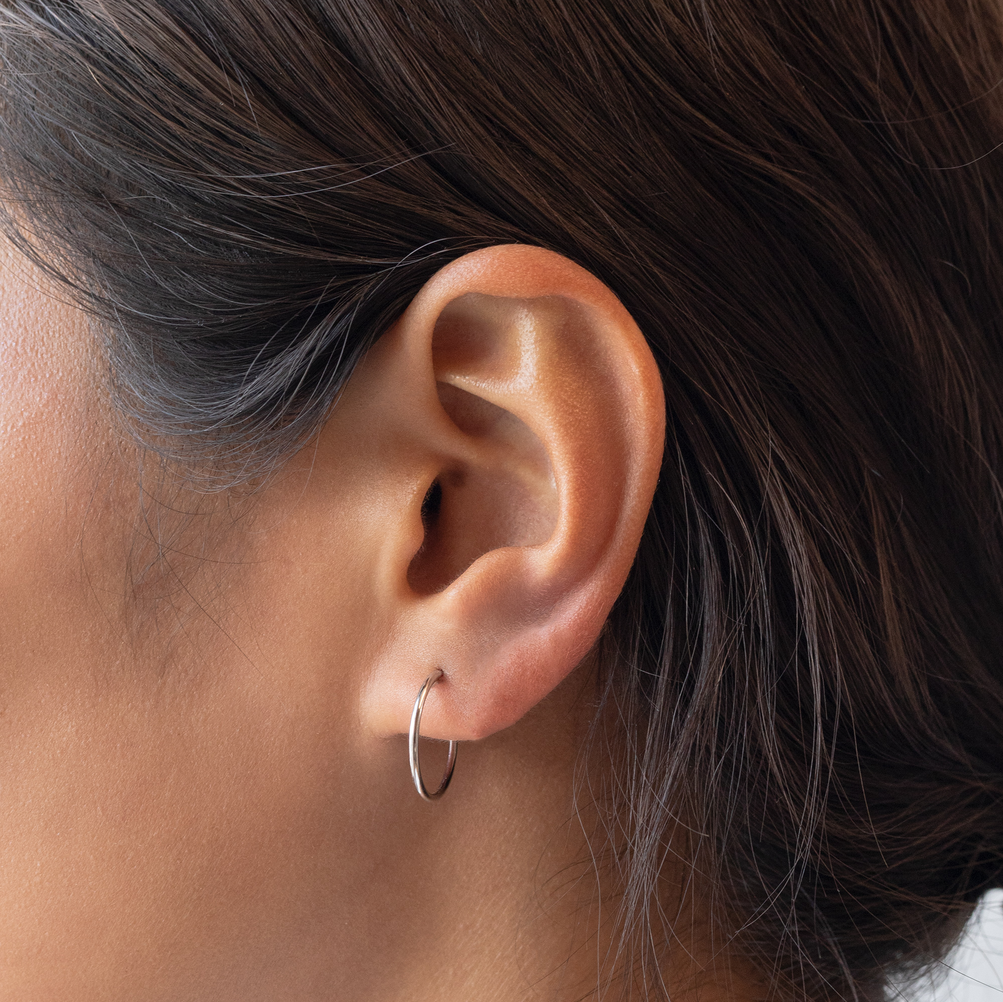 Medium sized slim simple hoop. [hover] color:silver