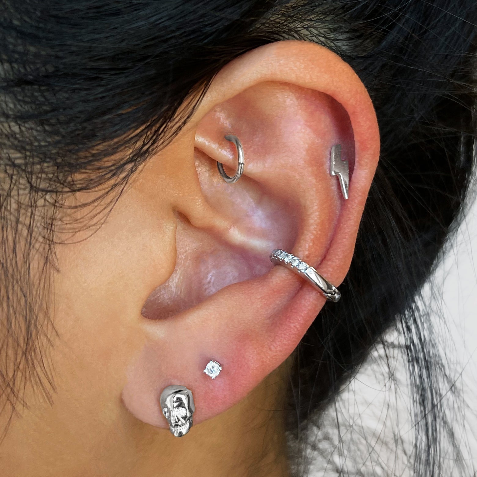 This seam ring is a small silver hoop that measures at 6mm. [hover] color:null|silver